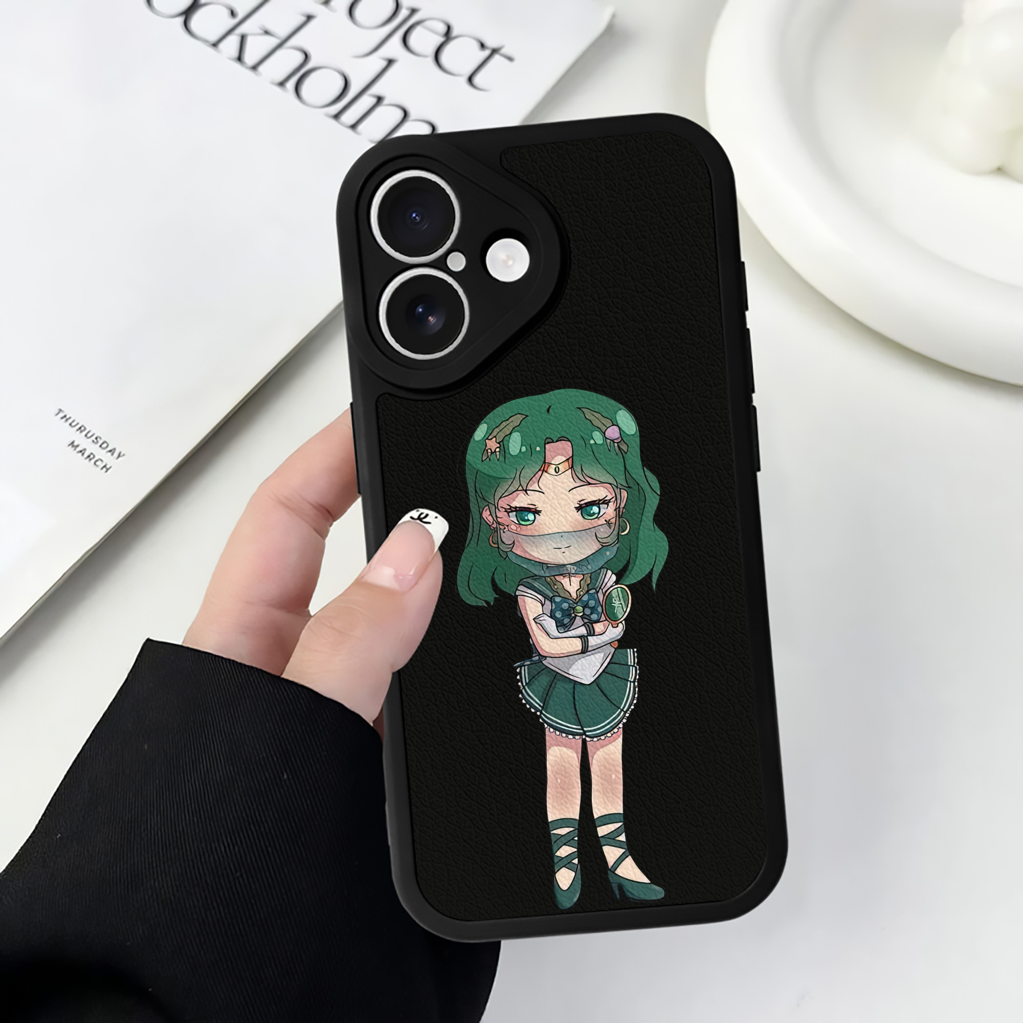 （画像用） 美少女戦士セーラームーン 海王 みちる（かいおう みちる） Sailor Moon Kaiou Michiru 【iPhone 16シリーズ対応】シリコンスマホケース（レザー調） 材質：シリコン